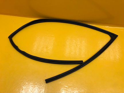 Уплотнитель стекла передний левый Nissan Murano