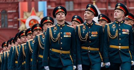 Брюки и фуражка от военной формы нового образца