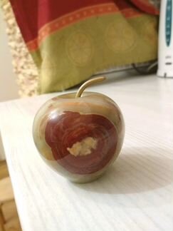 Фигурка из оникса, яблоко