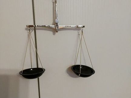Старинные весы аптекарские
