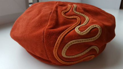 Новый стильный берет из натуральной замши