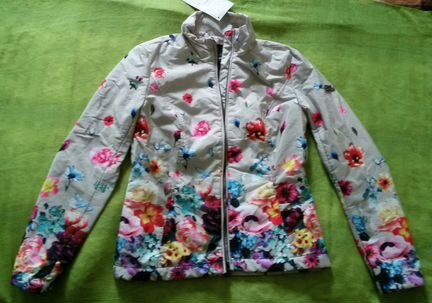 Лёгкая курточка с принтом