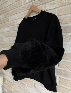 Чёрная кофта Stradivarius с пушистыми рукавами