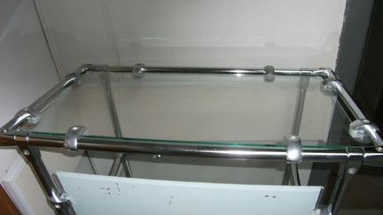 Кафедра из хромированных труб и стекла