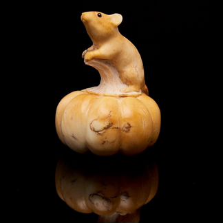 Скульптура из камня «Мышь на тыкве»