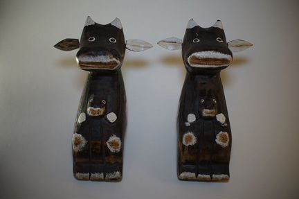 Коровы с телятами, дерево, 2003 г