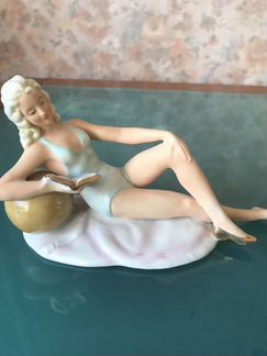 Фарфоровая статуэтка Девушка с книгой Германия