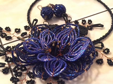 Комплект колье и серьги ручной работы (бисер)