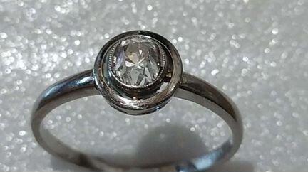 Кольцо с бриллиантом