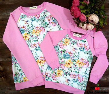 Свитшот для мамы и костюм для дочки family look
