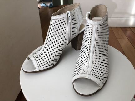 Белые сандалии на каблуке Pelligioco размер 40