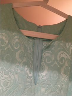 Красивое платье бирюзового цвета с подъюбником