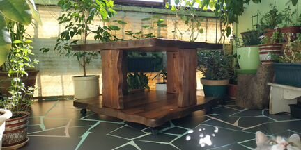 Журнальный столик из дерева на колёсах