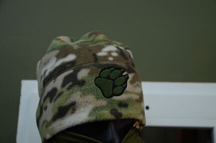 Флисовая шапка в мультикаме с лапой волка